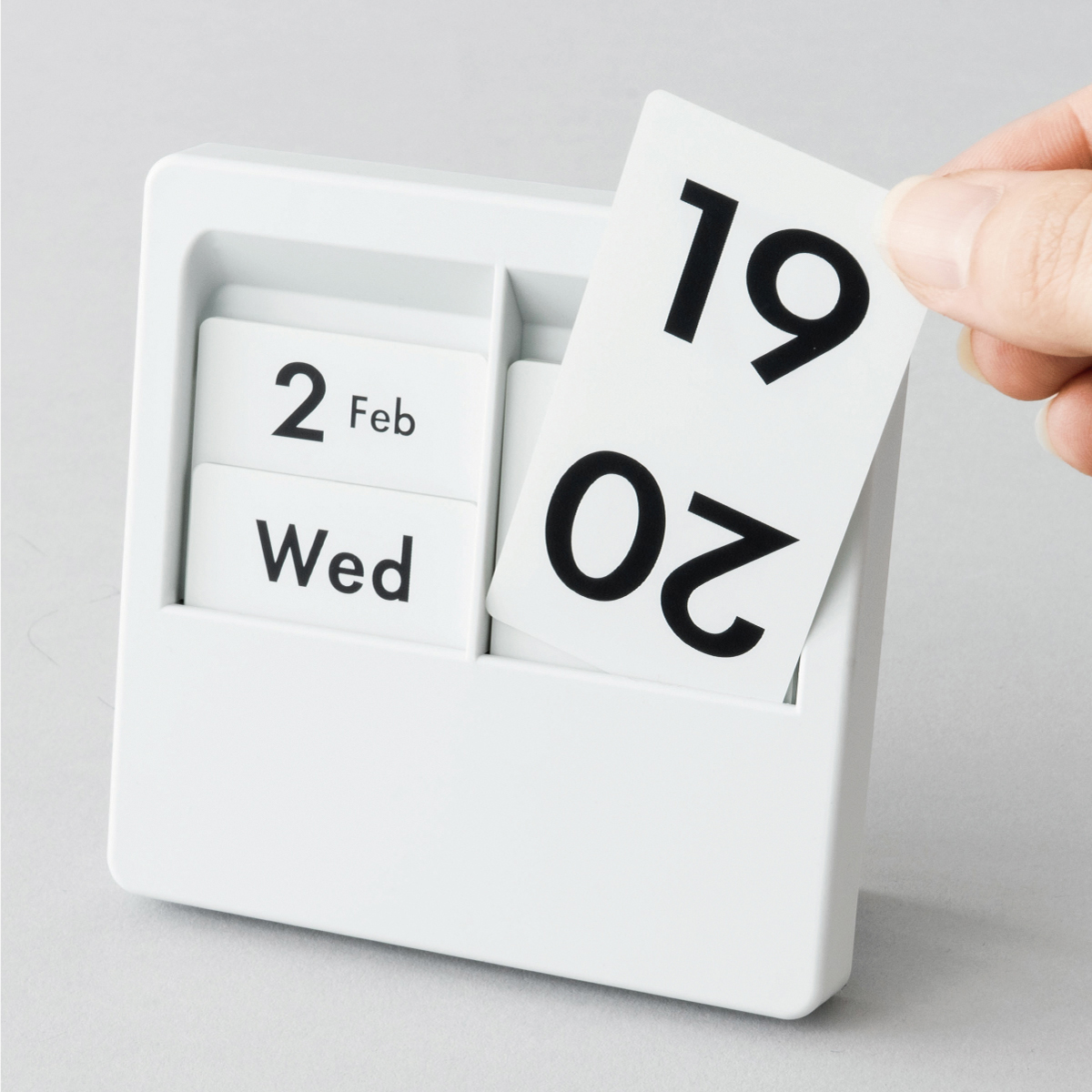 買い替え不要のパネル式万年カレンダー