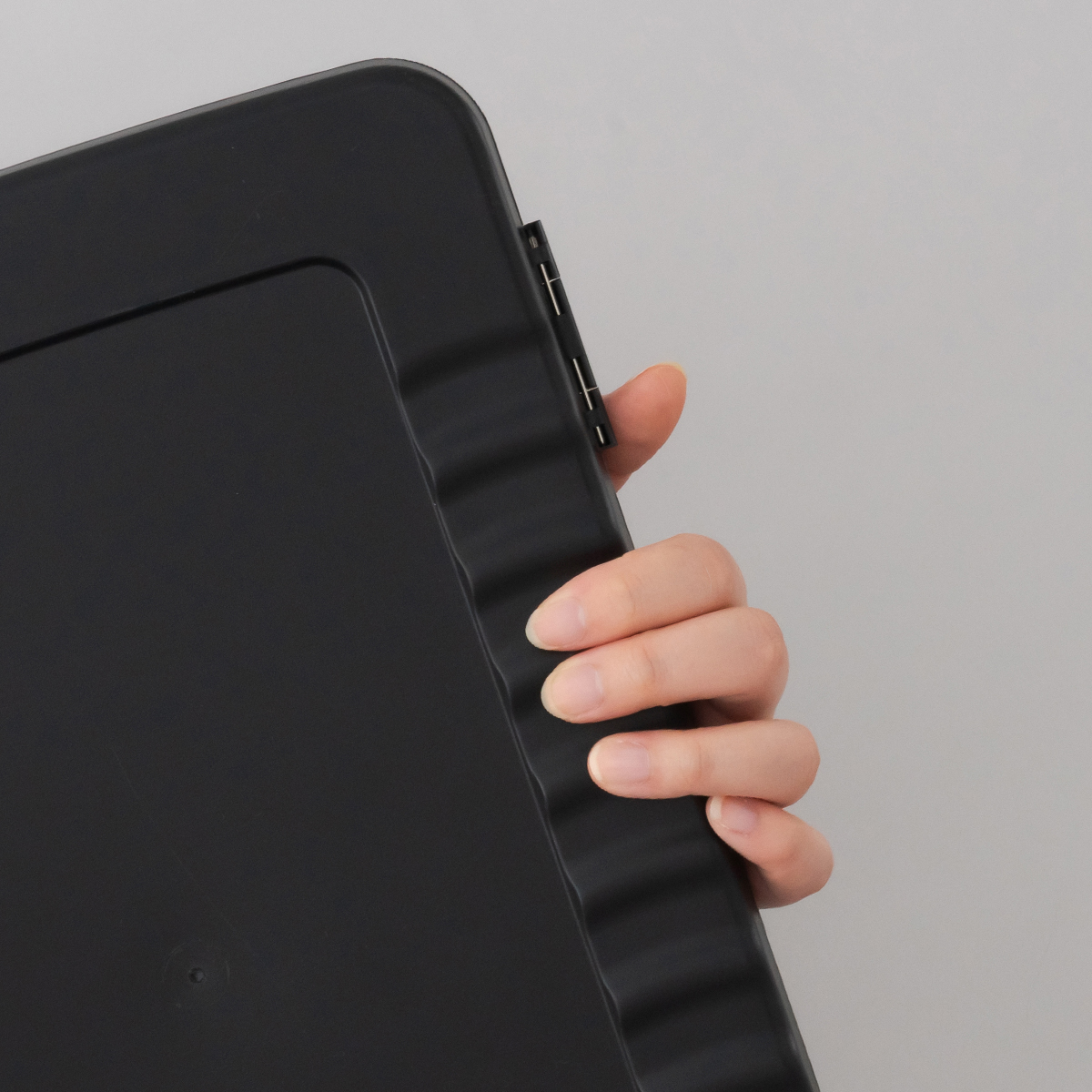 グリップ形状の背面で、書きやすさアップ。