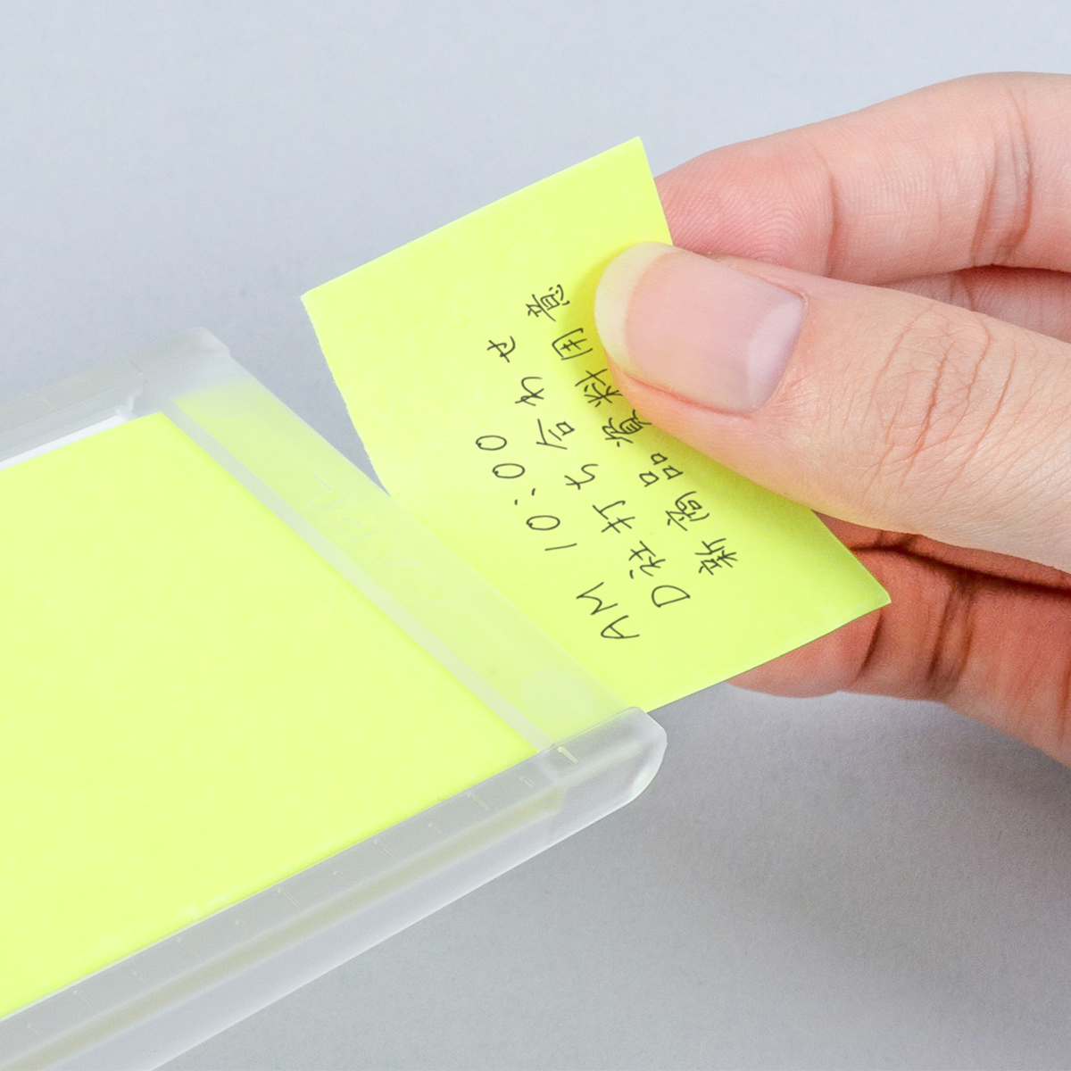 台座にカッターが付いているテープディスペンサー形式なので、各場所もハサミも不要。