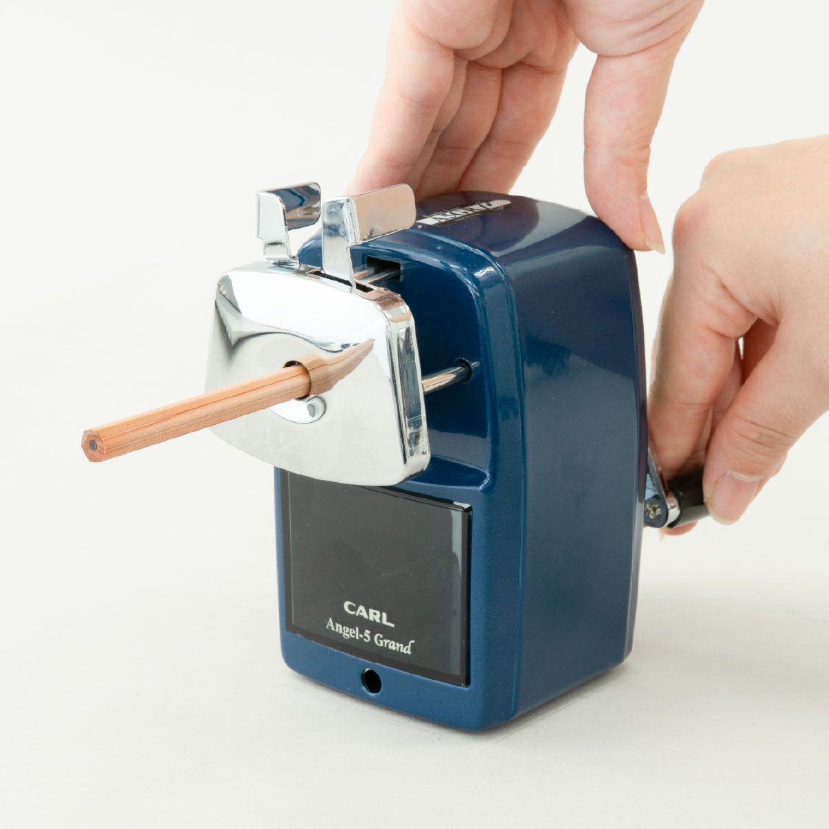 落下などの衝撃に強い金属製ボディ