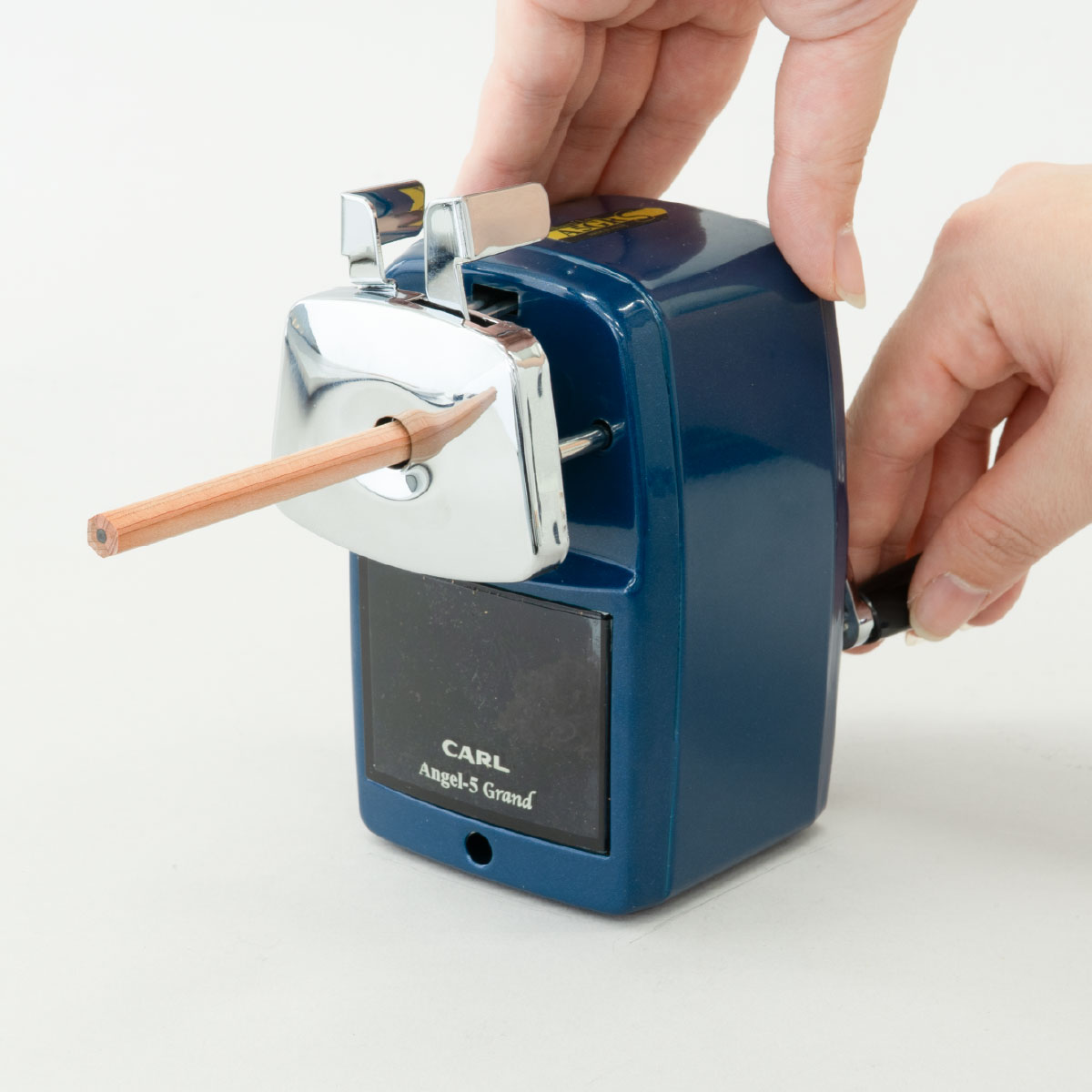 落下などの衝撃に強い金属製ボディ